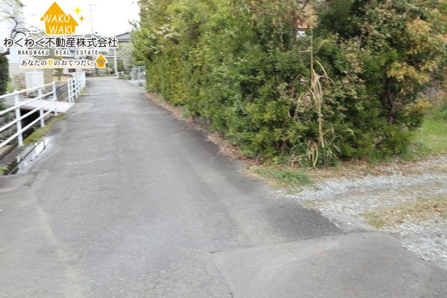 中古 戸建ての前面道路含む現地写真