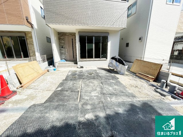 ■高槻市富田町　第1期　新築一戸建ての駐車場|並列２台駐車可能！ゆとりの駐車スペースで車庫入れもスムーズ！