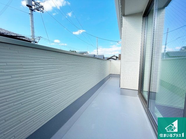 ■高槻市富田町　第1期　新築一戸建てのバルコニー|ワイドバルコニーは洗濯物を干すスペースが広いのでご家族が多くても安心！