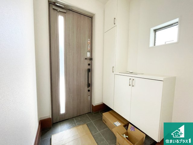 ■高槻市富田町　第1期　新築一戸建ての玄関|シューズボックスにはたくさんの靴が収納できるので玄関周りはいつもスッキリ！ご家族が増えても安心！
