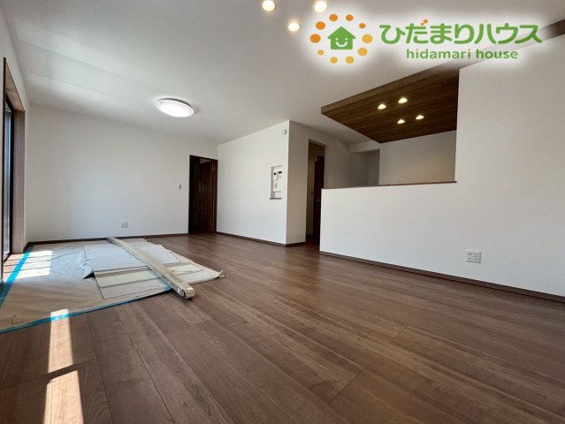 東松山市松山町　第1期　新築一戸建て　ワイウッドコート　05の居間・リビング|明るいリビングは、家族が自然と集まる心地よい空間★大きな窓から光がたっぷり入り、日中は照明いらずの快適さです。広さも十分で家具配置がしやすく、くつろぎ時間やお子様の遊び場としても活躍するLDKです！