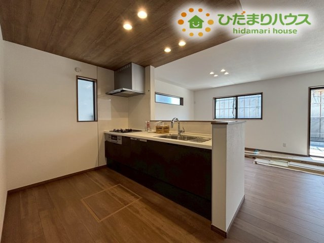 東松山市松山町　第1期　新築一戸建て　ワイウッドコート　05のキッチン|使い勝手の良いキッチンは、家事のしやすさをしっかり考えた設計♪調理スペースが広く、複数人での作業もスムーズ。リビングを見渡せるため、料理をしながら家族の様子を確認できる安心感があります(^^)/
