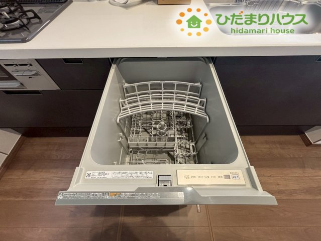 東松山市松山町　第1期　新築一戸建て　ワイウッドコート　05の設備|食器洗浄乾燥機付きで、後片付けの時間をぐっと短縮できます！忙しい共働き世帯や子育て家庭にぴったりで、手洗いでは難しい高温乾燥で衛生面も安心。家事の負担を軽減し、ゆとりある暮らしを支えてくれます！