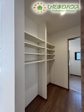 東松山市松山町　第1期　新築一戸建て　ワイウッドコート　05の収納|ホールにある可動棚は、用途に合わせて高さを調整できる便利な収納！タオルや日用品、ストック品などをすっきり整理でき、生活動線がとてもスムーズになります。家族の使いやすさを考えた、嬉しい収納スペースです！