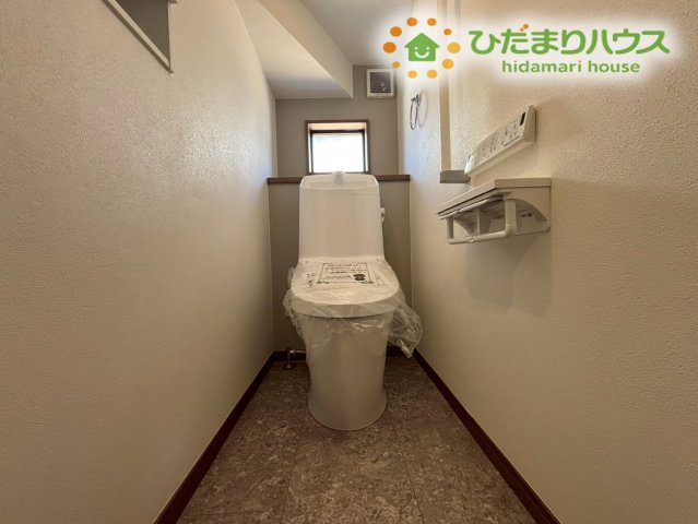 東松山市松山町　第1期　新築一戸建て　ワイウッドコート　05のトイレ|清潔感のあるトイレは、使い勝手の良い設備が整った快適空間♪家族が毎日使う場所だからこそ、落ち着いて過ごせる環境が整っています！
