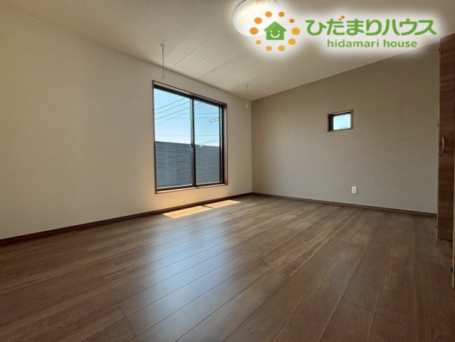 東松山市松山町　第1期　新築一戸建て　ワイウッドコート　05の寝室|10帖の主寝室は、ベッドを置いてもゆとりが生まれる広さがあります！大きな家具も配置しやすく、落ち着いた雰囲気でリラックスできる空間です。プライベート時間をゆったり過ごせる、快適な居室となっています！