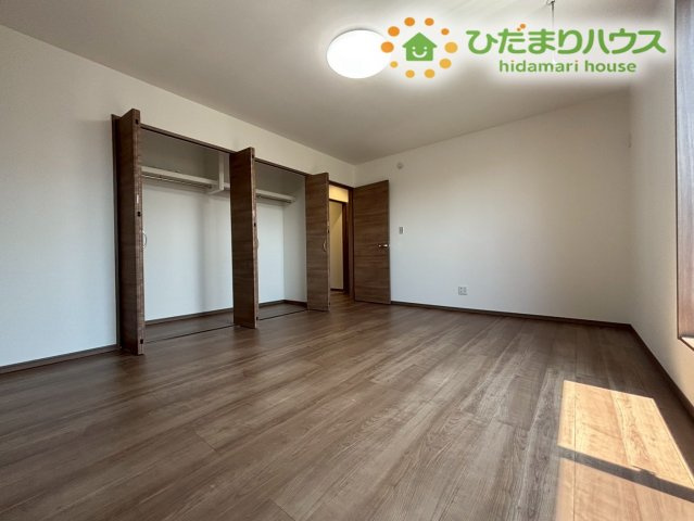 東松山市松山町　第1期　新築一戸建て　ワイウッドコート　05の寝室|大容量のクローゼットが備わっており、衣類や荷物をたっぷり収納できます◎お部屋が散らかりにくいのも魅力です。家族の暮らしを支える収納力がしっかり整っています！