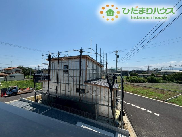 東松山市松山町　第1期　新築一戸建て　ワイウッドコート　05の展望|外からの展望が楽しめる住環境で、周辺の開放感をしっかり感じられる立地★窓からの景色が暮らしに心地よさを与えてくれます。周辺環境の落ち着きも魅力で、家族が安心して過ごせる住まいです！