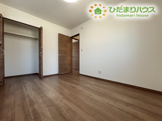 東松山市松山町　第1期　新築一戸建て　ワイウッドコート　05の洋室|全居室収納付きで、家族それぞれの荷物をしっかり整理できる嬉しい住まいです。部屋が散らかりにくく、生活動線が整いやすいのも魅力です。収納力が高く、快適な暮らしを支えてくれる洋室です！