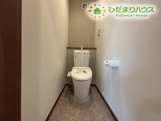 東松山市松山町　第1期　新築一戸建て　ワイウッドコート　05のトイレ|各階にトイレが完備されており、忙しい時間帯でもスムーズに使えます(*^-^*)朝の混雑が減り、家族の生活リズムが整いやすくなります。来客時にも便利で、快適な暮らしを支えるポイントです！
