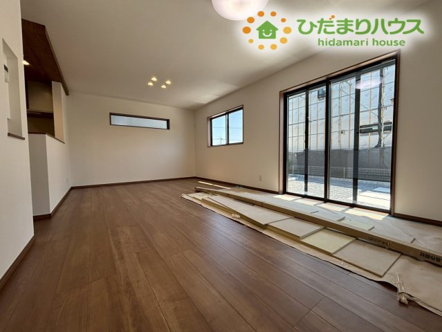 東松山市松山町　第1期　新築一戸建て　ワイウッドコート　05の居間・リビング|大きな家具も置ける19帖のLDKです！窓が多く日中は自然光がたっぷり広がる心地よい空間になっております。家族が集まりやすい明るさと開放感が、毎日の暮らしを快適にしてくれるリビングです！