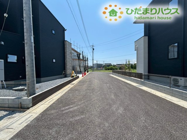 東松山市松山町　第1期　新築一戸建て　ワイウッドコート　05の前面道路含む現地写真|ゆとりある前面道路幅で、車の出し入れがしやすく、来客時にも安心の住環境☆日当たりが良く、水はけも良好なため、雨の日でも快適に過ごせます。周辺の落ち着いた雰囲気も魅力で、毎日の生活が心地よくなる立地です