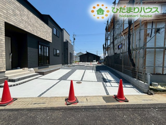 東松山市松山町　第1期　新築一戸建て　ワイウッドコート　05の駐車場|車2台がゆったり停められる駐車場で、家族の車や来客時にも便利なスペース♪車の出し入れがしやすい配置が魅力です。防犯面にも配慮されており、毎日の外出や帰宅が安心して行える快適な駐車場です！