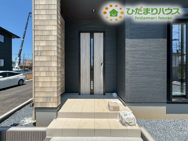 東松山市松山町　第1期　新築一戸建て　ワイウッドコート　05の玄関|広々とした玄関ポーチは、荷物の積み下ろしやベビーカーの操作もしやすく、家族の動線がスムーズになります。来客時にもゆとりを感じられる、毎日の使い勝手が良い玄関まわりです！