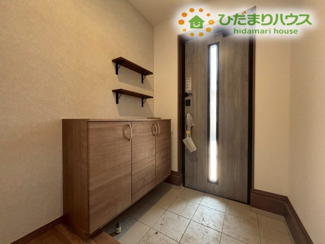 東松山市松山町　第1期　新築一戸建て　ワイウッドコート　05の玄関|シューズボックス上の飾り棚は、鍵や小物を置ける実用性もあり、忙しい朝の支度がスムーズに。家族の靴をしっかり収納でき、玄関がいつでも整う快適な空間です！