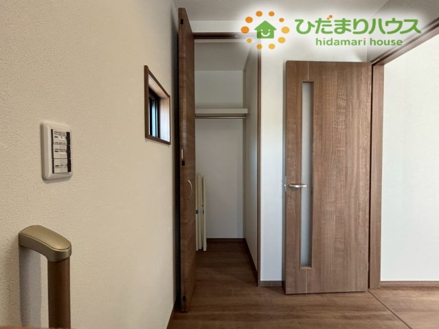 東松山市松山町　第1期　新築一戸建て　ワイウッドコート　05の収納|玄関ホールに便利な収納を完備。掃除道具などをまとめてしまえるため、生活動線がとてもスムーズになります。散らかりやすい玄関まわりがすっきり整い、子育て世帯にも嬉しい使い勝手の良い収納です！