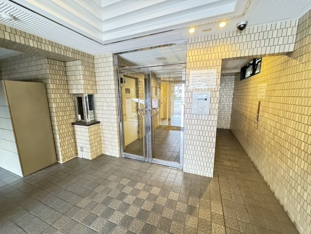 ヴェルドール六甲のエントランス|◇モニター付オートロックシステム。住戸内から集合エントランスの来訪者を映像と声で確認後、解錠。２重チェックで訪問販売や不審者等を確認できます。
