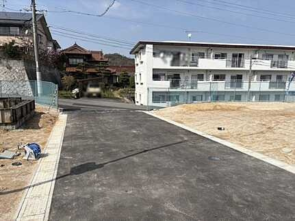東広島市八本松南5丁目　新築一戸建て(全4棟)の前面道路含む現地写真