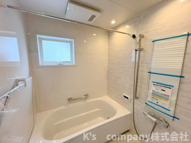 ◎茅ヶ崎市高田2丁目　新築戸建　の浴室|換気のしやすい窓付きの浴室スペース◇