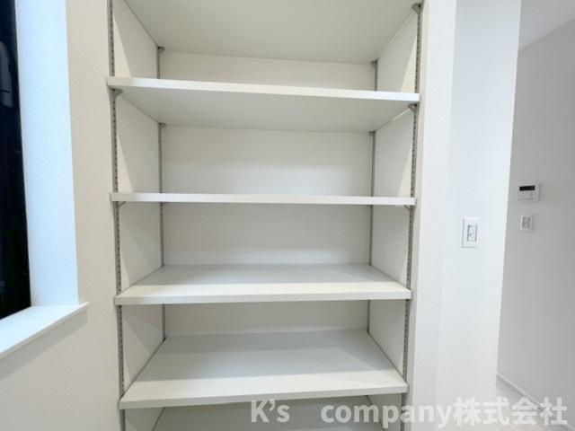 ◎茅ヶ崎市高田2丁目　新築戸建　の収納|収納スペース◇タオルや洗剤のストックなどの保管に便利な仕切り棚付き☆
