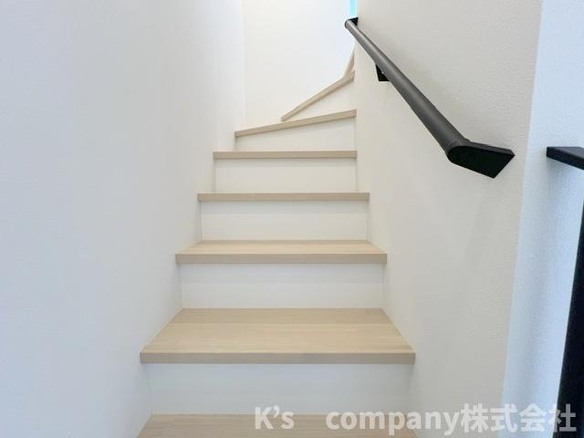 ◎茅ヶ崎市高田2丁目　新築戸建　のその他|手すり付きの階段☆小さなお子様やご年配の方にも優しい仕様☆
