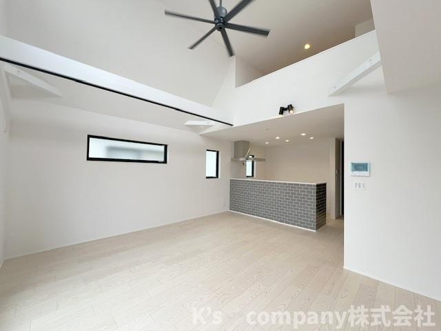 ◎茅ヶ崎市高田2丁目　新築戸建　の居間・リビング|上部が吹き抜けで開放感があります◇ロフトがリビングの上部にあります◇