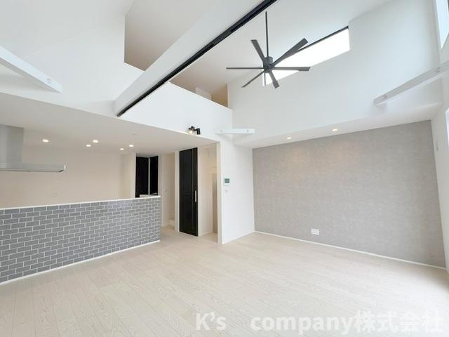 ◎茅ヶ崎市高田2丁目　新築戸建　の居間・リビング|天井が高いので空調を手助けしてくれるシーリングファン付き☆