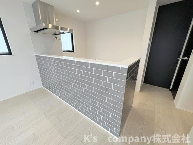 ◎茅ヶ崎市高田2丁目　新築戸建　のキッチン|カウンタ―キッチン☆タイル調でおしゃれな印象です♪