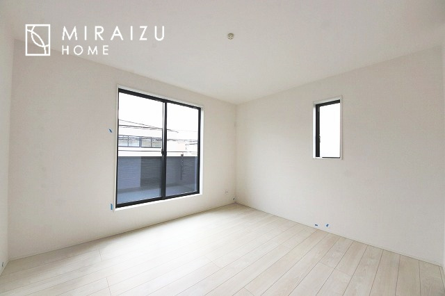 【寝室】 | 広さのある洋室は、ご夫婦様の寝室にぴったりですね。ご主人様の趣味のものや書斎などにも使用できるくらいの広さが嬉しいです。収納もばっちり完備してますのでお荷物が多いご家族様も安心してお暮しいただけます！