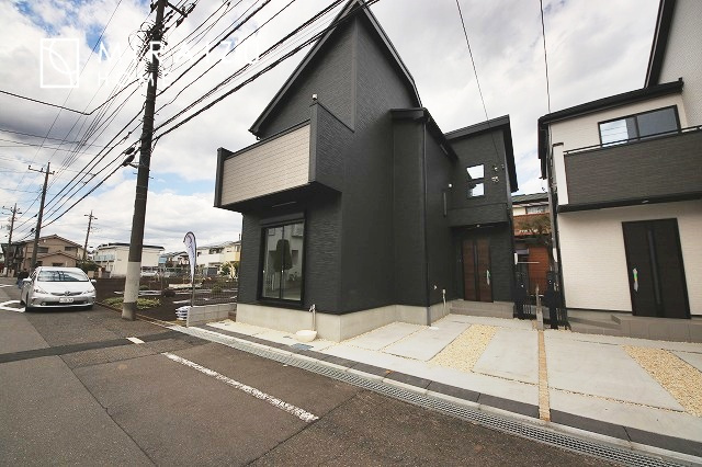 【外観】 | 青く澄み渡った綺麗な空と、陽の光をたっぷりと受ける、そんな新築住宅で新生活をスタートしてみませんか？見学・ご相談等、ミライズホーム(株)までお気軽にご連絡下さい。