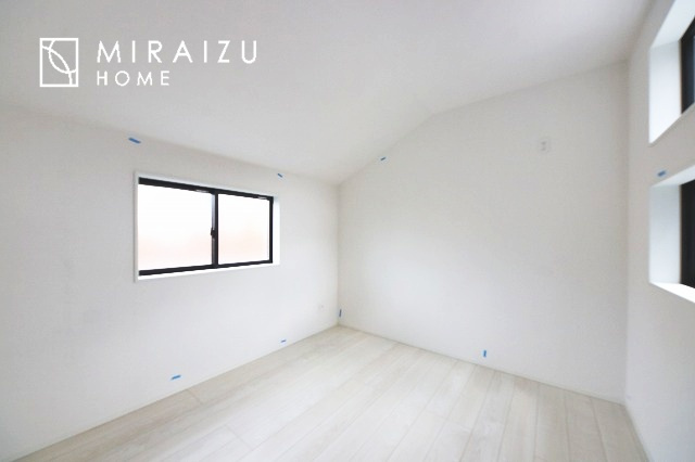 【洋室】 | 収納あり、自然な採光ありの洋室。家族みんなが気持ち良く目覚められる、過ごしやすい主寝室などにもお勧め。もちろん、ペットもご一緒に。