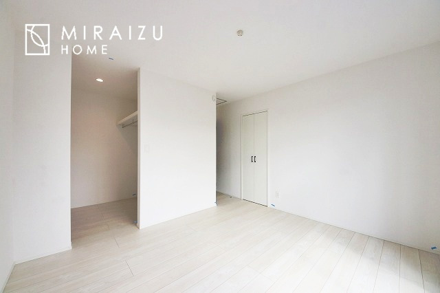 【洋室】 | ご家族様のプライベート空間が確保できる素敵な間取りです。また敷地ゆったりですので、おうち時間を楽しむのにもぴったりですね♪