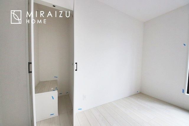 【洋室】 | 青く澄み渡った綺麗な空と、陽の光をたっぷりと受ける、そんな新築住宅で新生活をスタートしてみませんか？見学・ご相談等、ミライズホーム(株)までお気軽にご連絡下さい♪