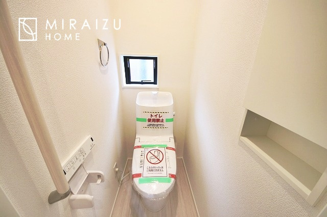 【トイレ】 | 空気の換気と窓からの光の明るさに配慮した清潔感のあるトイレ、ご自分の好きなアロマや芳香剤を置いて落ち着く空間を演出、一人になれる空間ですから、リラックスしたいですね。