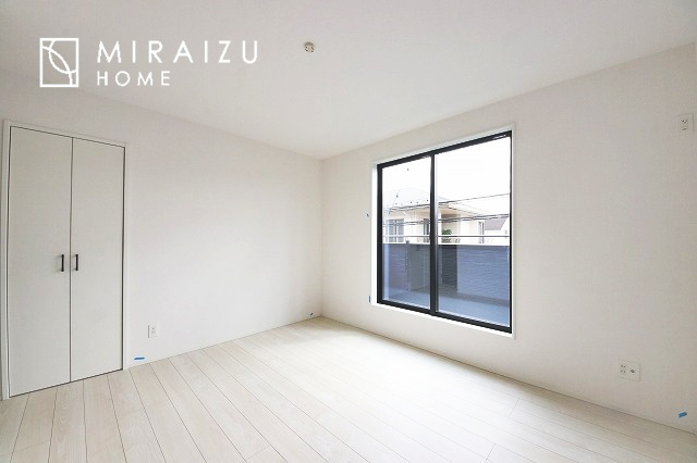 【洋室】 | 小鳥の鳴き声で目覚める朝、爽やかな風が入ります。太陽の陽射しでお洗濯物がカラッと乾き、気持ちの良い洋服とお布団で快適に過ごせます。