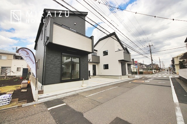 【外観】 | 青く澄み渡った綺麗な空と、陽の光をたっぷりと受ける、そんな新築住宅で新生活をスタートしてみませんか？見学・ご相談等、ミライズホーム(株)までお気軽にご連絡下さい。