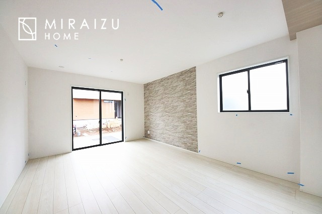 【居間・リビング】 | 床のフローリングもオシャレな洋室が嬉しいです。独立性のある住宅ですので、各居室それぞれ、テイストの違うお部屋インテリア造りをしても面白いかもしれませんね！