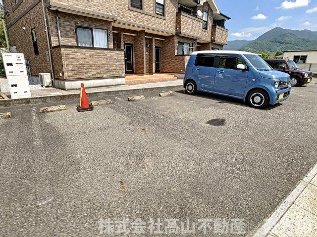 直方市大字頓野のアパートの駐車場