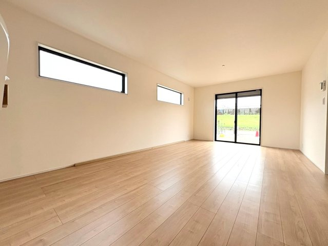リーブルガーデン　岐阜市中川原第3　全1区画分譲の居間・リビング|明るい日差しをふんだんに取り込んだリビングダイニングは家族の笑顔につつまれた素敵な空間になります。
一建設の家は精度が高く丈夫な工法を採用し、「住宅トップランナー基準」に対応しています。