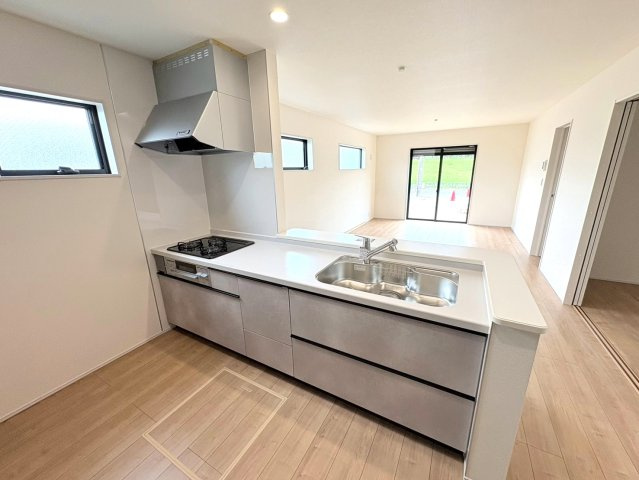 リーブルガーデン　岐阜市中川原第3　全1区画分譲のキッチン|機能的で手入れがしやすいシステムキッチンでお掃除も楽々。蛇口は浄水器内蔵型で節湯CI対応水栓です。　
人造大理石カウンターやキッチンパネルなど明るくきれいにお使いいただけます。