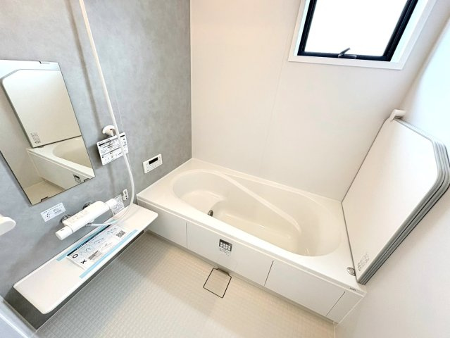 リーブルガーデン　岐阜市中川原第3　全1区画分譲の浴室|明るく清潔感がある浴室。浴槽は環境にやさしい節水タイプ。浴槽内ステップで半身浴、親子入浴も安心です。
洗い場の床は乾きやすく滑りにくい快適仕様、水はけが良くカビの発生を軽減できます。
