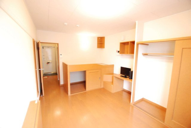 レオパレス麦の穂の居間・リビング|1階フローリング、2階カーペット