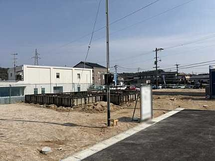 東広島市八本松南5丁目　新築一戸建て(全4棟)の前面道路含む現地写真