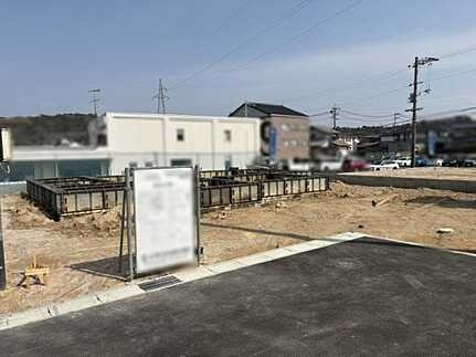 東広島市八本松南5丁目　新築一戸建て(全4棟)の前面道路含む現地写真