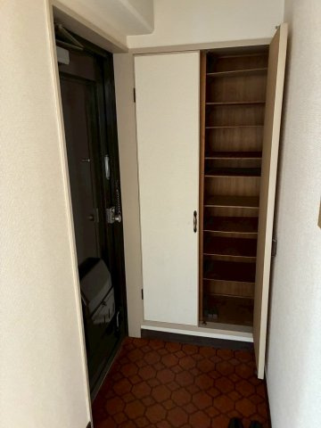 小柴クリーニングマンションの玄関