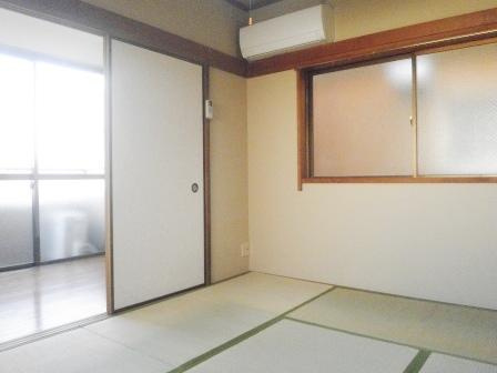 上川ビルの居間・リビング