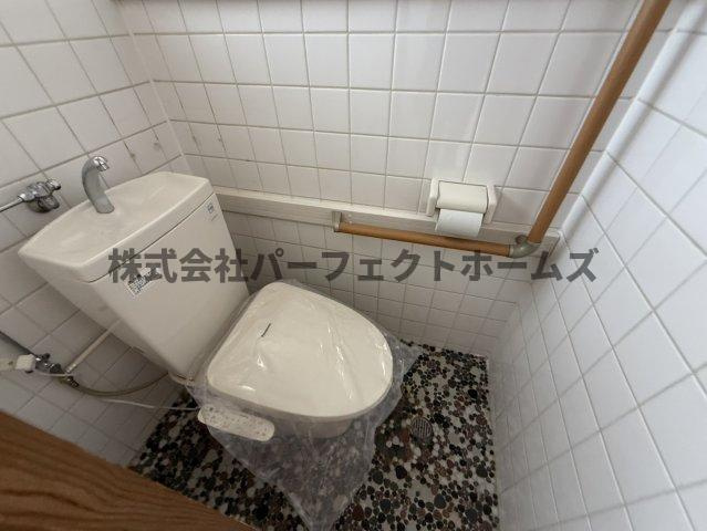 高田2丁目戸建　賃貸のトイレ|落ち着いた色調のトイレです