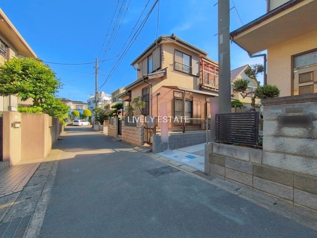 草加市中根3丁目 新築分譲住宅の前面道路含む現地写真