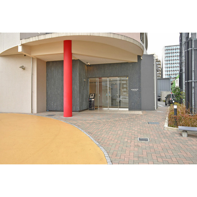 セレニテ江坂ルフレのエントランス