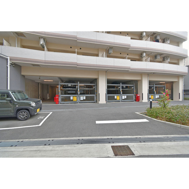 セレニテ江坂ルフレの駐車場